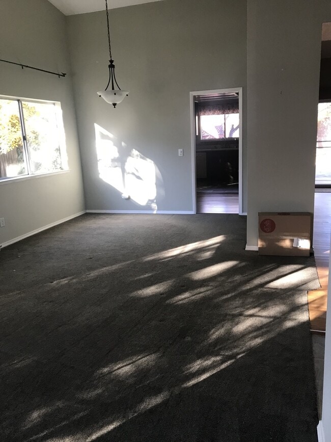 Building Photo - Beautiful 4 bedroom custom