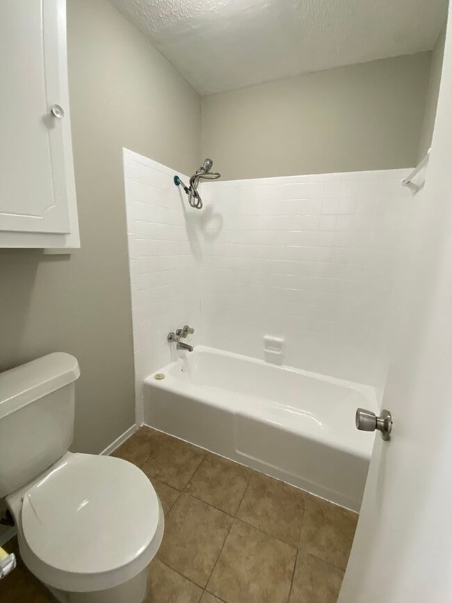 Building Photo - Large 1 BED 1 BATH