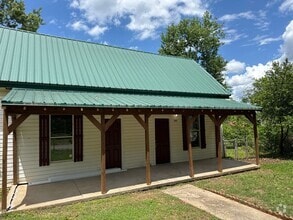 Building Photo - 2 Bed 1 Bath Home