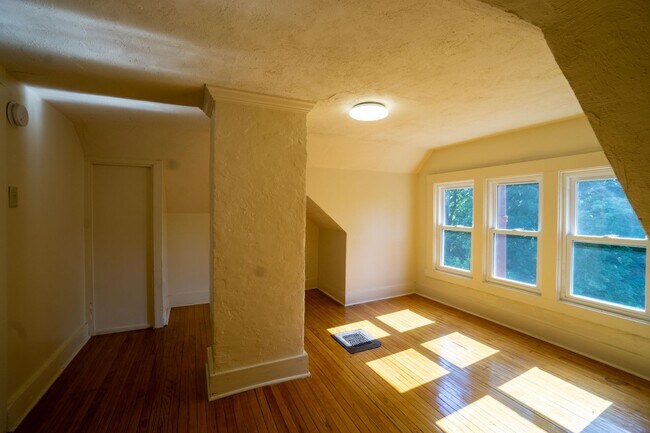 Building Photo - Newly renovated 3 bedroom apartment close ...