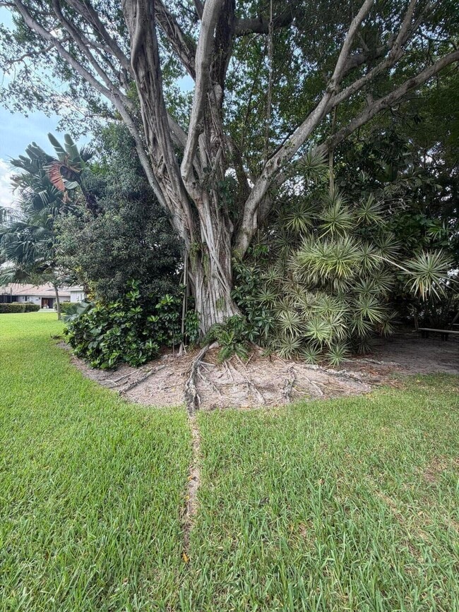Building Photo - 608 Northshore Dr