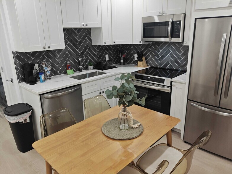 Building Photo - 487 Manton Ave