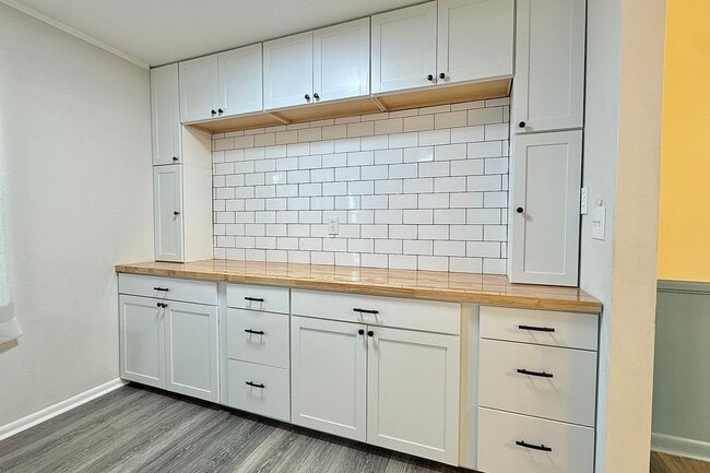 Building Photo - AVAILABLE NOW! (Pet Friendly)