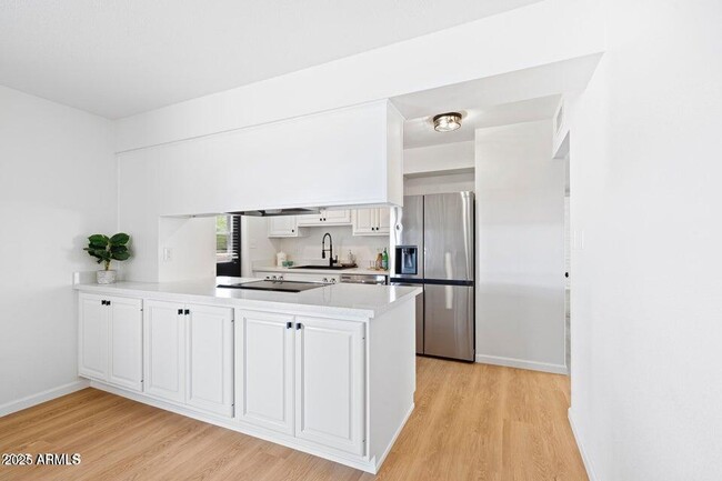 Building Photo - 414 W Santa Cruz Dr