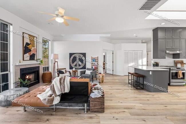 Building Photo - Elegant One-Level Lake Oswego Home with Vaulted Great Room & Garden Patio