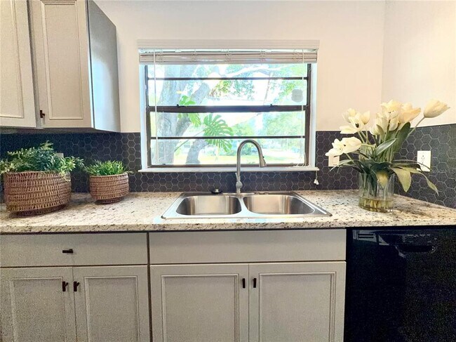 Building Photo - 2 Shine Ave