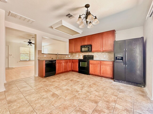 Building Photo - Spacious 3x2.5 South Austin Home