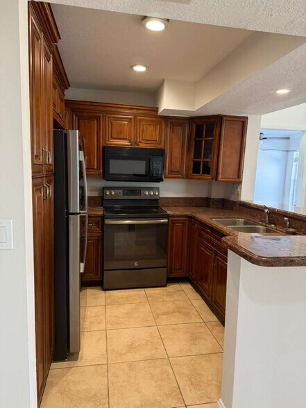 Building Photo - 169 Santa Clara Dr