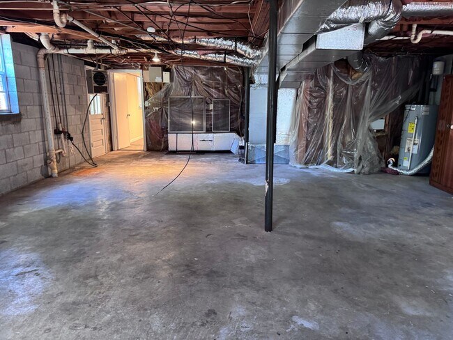 Building Photo - Must see!! 3BD/3BA Fully Finished Basement and Corner Lot!!