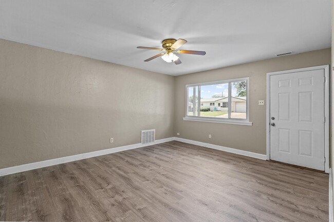 Building Photo - 1395 Bluebird Dr