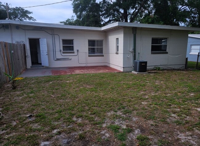 Building Photo - 3 Bedroom 2 Bath with Fenced in Yard