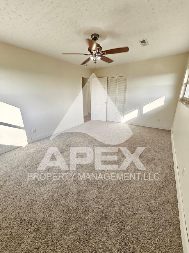 Building Photo - Spacious 4Bd – 2Ba Tri-Level Brick Home in North Knoxville!