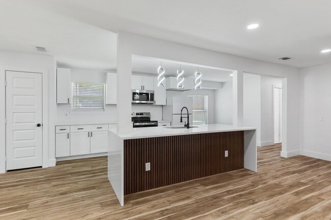 Building Photo - 219 Lakeview Dr