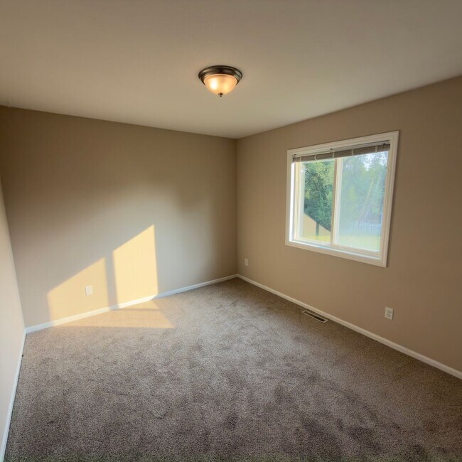 Building Photo - 4443 Hillrise Ct NE