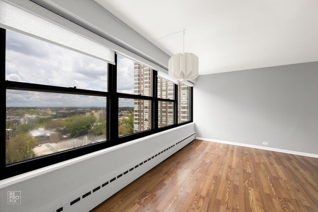 Building Photo - Lakefront's Best Living
