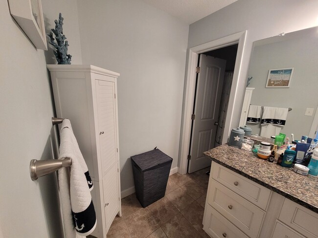 Building Photo - Beautiful & Spacious 4 bedroom, 2.5 bath h...