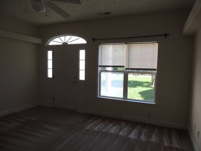 Building Photo - Beautiful Townhome in Tucker Creek