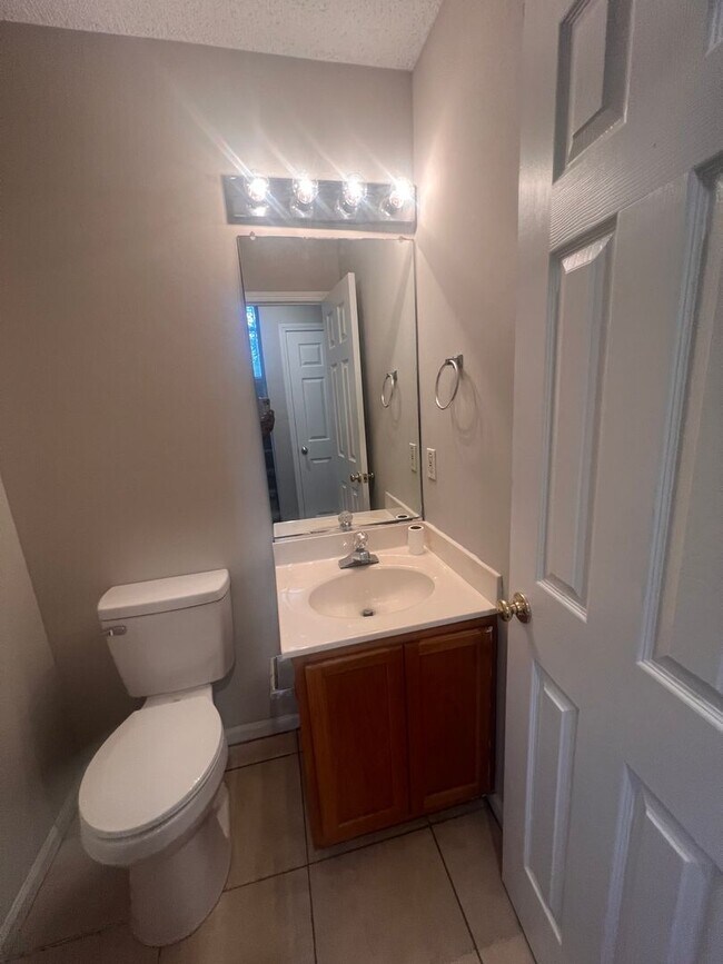 Building Photo - Charming 3-Bedroom Home with Endless Poten...