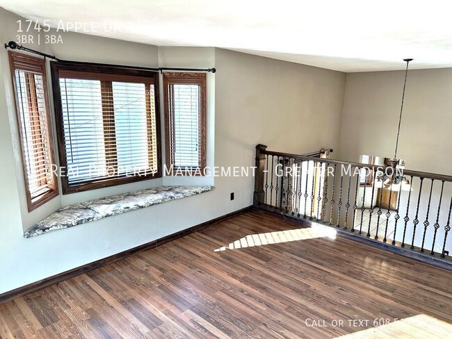 Building Photo - Beautiful split level house rental with 2 ...