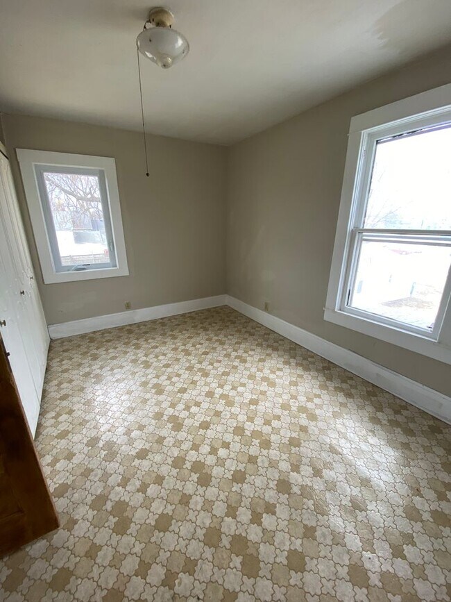 Building Photo - Spacious Home Available Now!