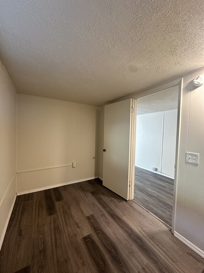Building Photo - Large 1 Bedroom with Bonus Room/Office in ...
