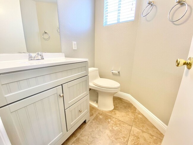 Building Photo - STUNNING 2 BEDROOMS 2.5 BATHROOMS TWO STORY TOWNHOUSE IN GATED COMMUNITY!
