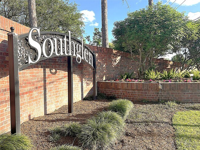 Building Photo - 4910 Linden Pl