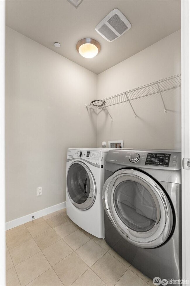 Building Photo - Newer Modern Townhome, Attached 2 car garage, Bedroom and bath on ground level