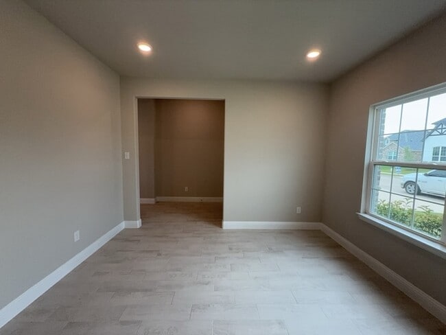Building Photo - 612 Amenduni Ln