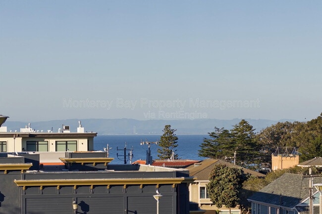 Building Photo - 525 Laurel Ave