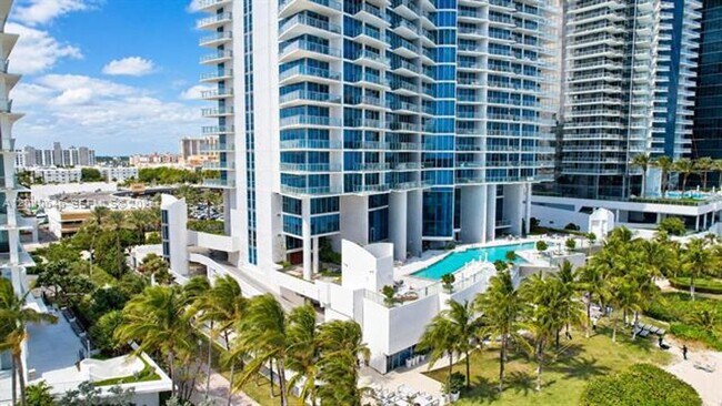 Building Photo - 17001 Collins Ave