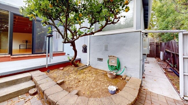 Building Photo - Sunny Greenbrae Single-Level with Pool + K...