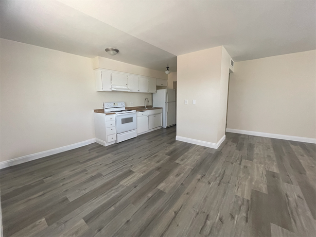 Building Photo - One bedroom, One bath. Downstairs unit. 89101