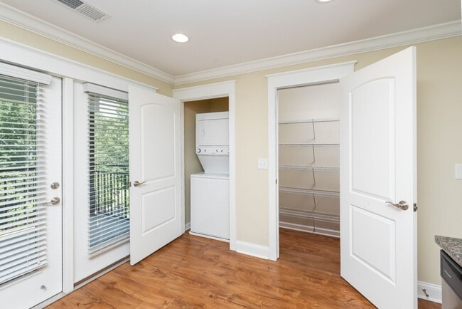 Building Photo - 2 Bedroom Townhouse- END UNIT - Everything You Need! Woodlands of Charlottesville *Only a $500 de...