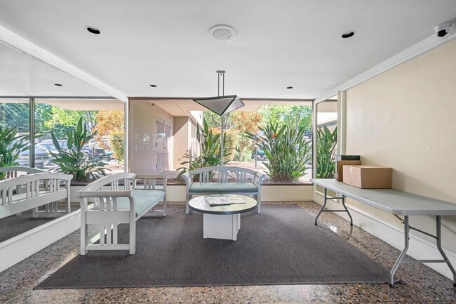Building Photo - "Chic 1-Bedroom San Mateo Retreat with Mod...
