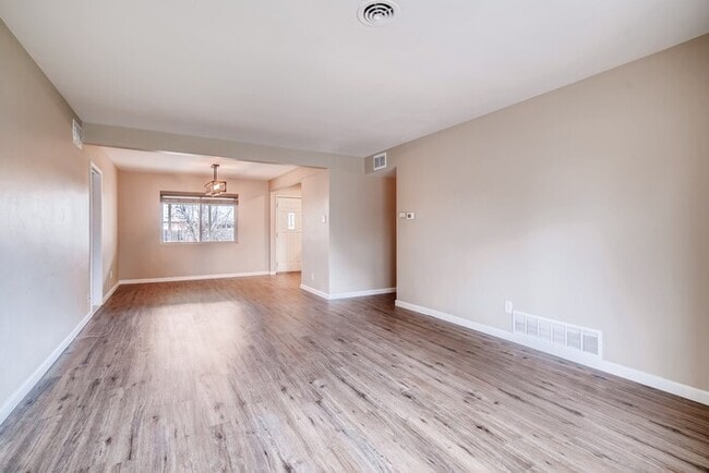 Building Photo - 1054 N Revere St