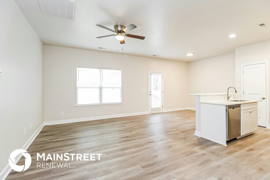 Building Photo - 106 S Elm St