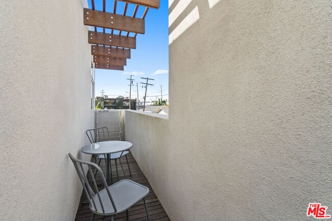Building Photo - 823 Flower Ave