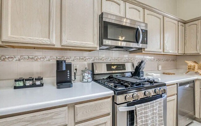 Building Photo - Short Term leases optionn4 Bedrooms 3 baths( near by Sunland Park Dr & Mesa St)