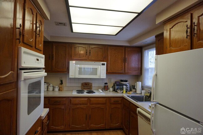Building Photo - 493 Somerset Ln