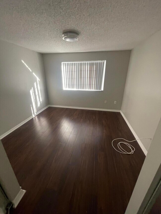 Building Photo - 400 Crestwood Ct N