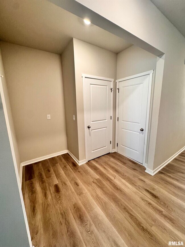 Building Photo - 709 E Bear Dr
