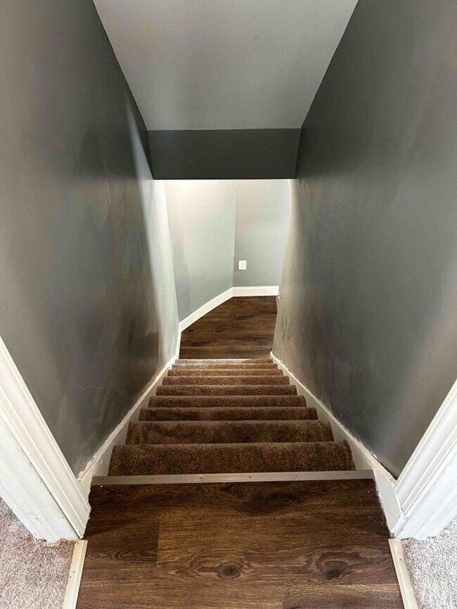 Building Photo - Newly Renovated 2-Bedroom Home in South Sc...