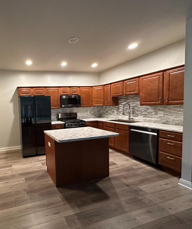 Building Photo - 107 Summertree Dr