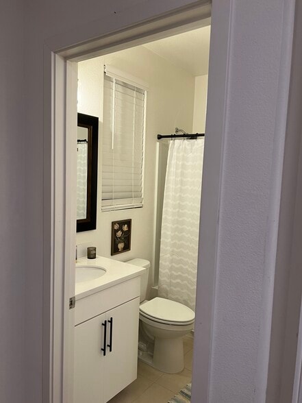 Building Photo - 180 Box Ln