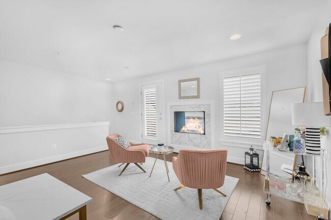 Building Photo - Modern 4-Level Townhome with Rooftop Terrace & Indoor/Outdoor Fireplace Near Old Town