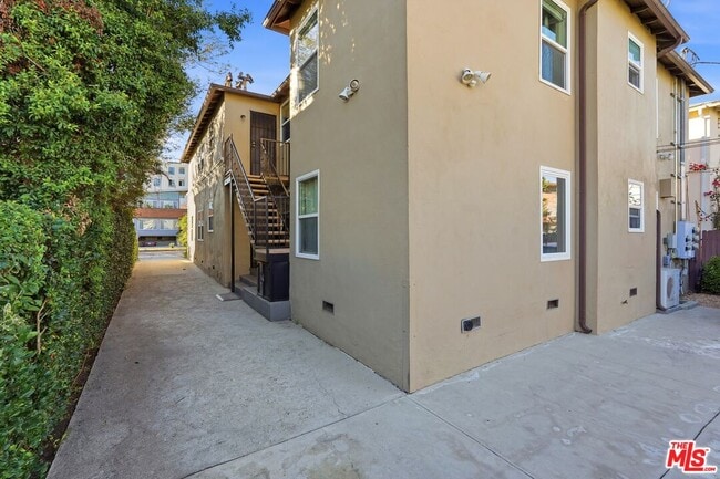 Building Photo - 1440 S Sherbourne Dr