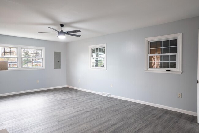 Building Photo - 400 Midland Dr