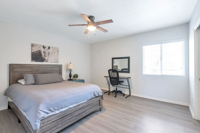 Building Photo - 838 E 9th St