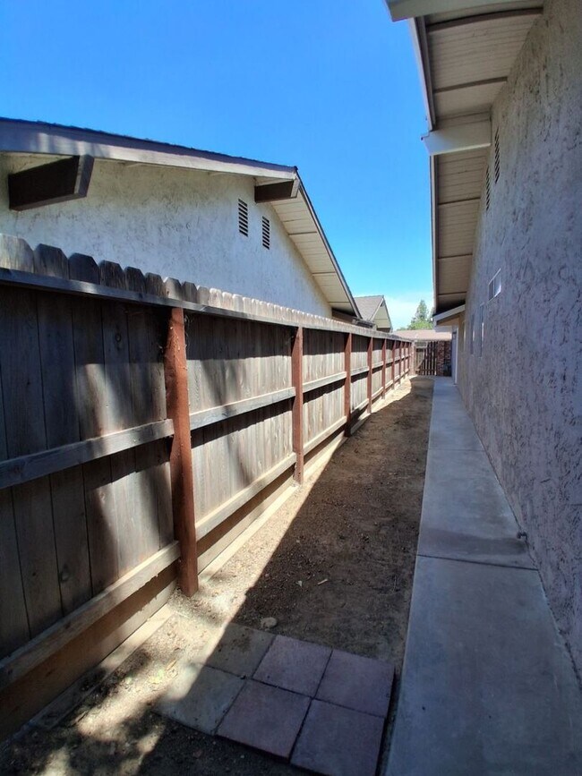 Building Photo - 6061 N Bungalow Ln